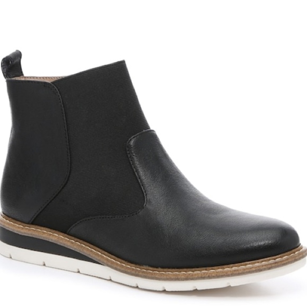 Kelly & Katie Arlo Chelsea Ankle Boot Size 6